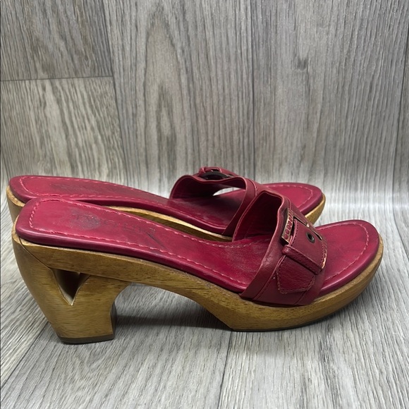 Two Lips Red Sandals - Picture 8 of 11